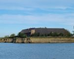 Kasteelhoeve Hartelstein omringd door grondwater. Het maaiveld zit hier op een hoogte van ongeveer 43m boven NAP. De grondwaterstand is redelijk hoog. (5-10-2010 - Reen van Beek)