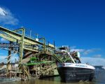 Het binnenschip, de Johannes Sr is in 2008 gebouwd. Het casco is in China gebouwd bij Jianghai Shipping Co ltd te Yizheng. De afbouw werd in Raamdonksveer gedaan bij Machinefabriek J Bayens BV. Het schip is 135m lang, 11.45m breed en heeft een diepgang van 3.76m. Het kan in een keer 4.232 ton vervoeren, oftewel grof gerekend 165 dumperladingen van 25 ton.
Het schip wordt aangedreven door 2 mitsubishi S 12 R-C2MPTK motoren van 940kw/ 1278pk.   (5-10-2010 - Reen van Beek)