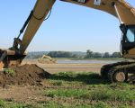 Op de voorgrond wordt de dekgrond nog verwijderd en achterdoor is een graafmachine bezig met het uitdiepen van de stroomgeulverbreding.  (11-10-2010 - Jan Dolmans)