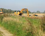 De 'voorweg' leidt naar de Maas. Binnen enkele dagen zal deze weg waar eeuwen lang landbouwers met hun vee en machines overheen zijn gegaan tot het verleden behoren. (11-10-2010 - Jan Dolmans)