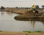 Op dit moment wordt de kiezel weggehaald tot op 36m boven NAP. Als aan het verzoek van de Dorpsraad tegemoet wordt gekomen om er enkele grindeilanden aan te leggen zal de stroomgeulverbreding, ter compensatie, een halve meter dieper worden afgegraven.  (15-10-2010 - Jan Dolmans)