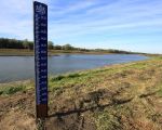 Daar staat hij dan, trots te pronken van nieuwigheid met zijn rug naar een weidse rivier
Hij kijkt niet naar haar, maar voelt het aan zijn lijf wanneer ze nabij is
En dan zal hij de mensen achter de muur wel vertellen hoe hoog zij staat
Sander Bastings  (21-10-2010 - Jan Dolmans)