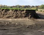 Bovenop staat nog de afrastering, maar niet lang meer. De laag dekgrond is hier vrij dik. (25-10-2010 - Jan Dolmans)