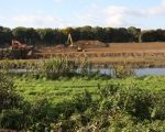 Werkzaamheden aan de overkant, nabij Hochter Bampd. Met de afgegraven grond wordt aan de achterzijde een hoge wal gemaakt.  (25-10-2010 - Jan Dolmans)