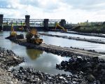 Werkzaamheden aan de stortebedden achter de stuw in Borgharen. De lage waterstand in de Maas is een extra meevaller voor de aannemer.   (25-10-2010 - Reen van Beek)