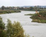 Achterdoor de woningen langs de Maas van Itteren. De wilgenopslag langs de Maas wordt hier verwijderd op het stuk tussen Itteren en Borgharen omdat de oever straks ook wordt afgegraven voor het maken van de stroomgeulverbreding.  (28-10-2010 - Jan Dolmans)