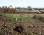 Op de voorgrond zijn de de bomen al gerooid voor de aanleg van een aarden wal, bestaande uit de grond die wordt afgegraven bij de oeververlaging.  (4-11-2010 - Jan Dolmans)