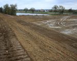 Bovenaan de foto de Wissenplas en de witte huizen achterdoor zijn woningen aan de overkant van de Maas in Itteren. (4-11-2010 - Jan Dolmans)