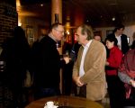 Sander Bastings, ons dorpsraad lid en lid van de klankbordgroep, in gesprek met Herman Gielen, de project-ingenieur.   (13-11-2010 - Jan Dolmans)