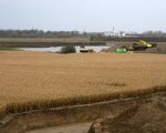 Op vrijdagmiddag begon het Maaswater al te stijgen. De graafmachine die nog midden in het water staat zorgt er wel voor dat ze tijdig op het droge staat.   (12-11-2010 - Jan Dolmans)