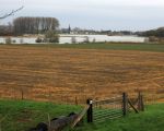 De Maas ter hoogte van Geulle, met aan de overkant het Belgische dorp Uikhoven. De Maas heeft hier niet veel ruimte omdat zowel aan Belgische als aan Nederlandse zijde de bebouwing tot aan de Maas doorloopt.  (14-11-2010 - Jan Dolmans)