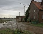 De boerderij van de Fam. Urlings staat nu nog droog. Als het water zo hoog zou komen als in 1993 en 1995 zou het water hier meer dan 1m diep staan.  (14-11-2010 - Jan Dolmans)