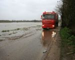 In Herbricht was een loonwerker nog bezig zijn mais te redden. De weg langs de Maas van de Overslag naar Herbricht staat hier al onder water. 
 (14-11-2010 - Jan Dolmans)