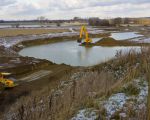 Vanwege het weer zijn de werkzaamheden op een laag pitje gezet. Slechts enkele graafmachines en dumpers zijn actief. De dumper op de voorgrond gebruikt de nieuwe bedding van de Geul als werkweg.  (15-12-2010 - Jan Dolmans)