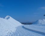 Grintdepot in de sneeuw.  (8-1-2010 - Reen van Beek)