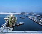 Winters tafereel. De installaties zijn stilgelegd vanwege de vorst. (8-1-2010 - Reen van Beek)