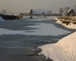 Kasteelhoeve Hartelstein in de ondergaande zon. Op het ijs sporen van een vos.  (20-12-2010 - Jan Dolmans)