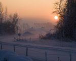 De werkweg naar de locatie Borgharen bij ondergaande zon. (20-12-2010 - Jan Dolmans)