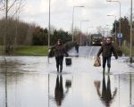 Bij op de Bos stroomt het water over de weg. Omdat het slechts 10cm diep staat kun je makkelijk met laarzen aan overlopen.  (9-1-2011 - Jan Dolmans)