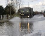 Als je geen laarzen aan hebt wordt je met een legertruck droog overgezet. (9-1-2011 - Jan Dolmans)