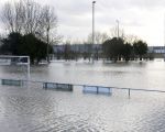 Het voetballen is vandaag maar afgelast, je kon toch geen bal meer zien.  (9-1-2011 - Jan Dolmans)