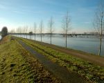 De dijk langs het Julianakanaal tussen Bunde en Geulle, de akkers rechts op de foto liggen direct aan de Maas en behoren tot het winterbed van de Maas.  (10-1-2011 - Mathy Peters )