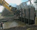 Tijdens het hoogwater is door de Geul veel afval meegevoerd. Bij het Julianakanaal gaat het water door buizen onder het Julianakanaal door. De troep die wordt meegevoerd blijft hier achter en moet dus iedere keer bij hoogwater worden opgeruimd.   (26-1-2011 - Mathy Peters )