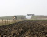 Dumpers afkomstig van Borgharen met toutvenant op weg naar de verwerkingslocatie in Itteren.  (1-3-2011 - Jan Dolmans)