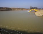 Op de locatie Borgharen is men enigzins achterop geraakt door de lange winterstop, doordat de waterstand in het reeds afgegraven gedeelte te hoog bleef staan. Er zal nu met voorrang op deze locatie worden gewerkt om de verloren gegane tijd in te halen.   (2-3-2011 - Jan Dolmans)