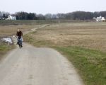 Nu kunnen we nog langs de Maas fietsen vanaf Borgharen richting Itteren.
Vanaf half april zal deze fietsweg worden afgesloten in het kader van de rivierverruiming. Het fietspad maakt deel uit van de landelijke fietsroutes. Of, nadat de rivierverruiming is uitgevoerd, nog een nieuw fietspad langs het nieuw onstane natuurgebied wordt aangelegd moeten we maar afwachten. Als dit nadenken over een nieuw fietspad hetzelfde gaat als bij de aanpassing van de stroomgeulverbreding ten noorden van Itteren heb ik er een hard hoofd in of er ooit nog een nieuw fietspad komt.  (12-3-2011 - Jan Dolmans)