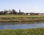 Op de foto de kerk en het Kasteel van Borgharen. Ook hier zal de oever grotendeels worden weggraven zodat het Kasteel straks weer aan de Maas komt te liggen. De Maas krijgt hier zo'n 200m extra ruimte. (19-3-2011 - Jan Dolmans)