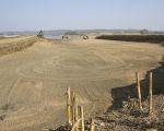 Afgraven van dekgrond nabij het grindgat.  (29-3-2011 - Jan Dolmans)
