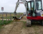 Afgelopen maandag is een aannemer begonnen met de aanleg van een nieuwe rioolpersleiding vanaf Itteren via Borgharen naar de waterzuiveringsinstallatie te Limmel. De oude persleiding komt te vervallen door de stroomgeulverbreding van de Maas tussen Borgharen en Itteren. De werkzaamheden gaan enkele maanden duren. (5-4-2011 - Jan Dolmans)