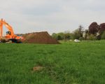 In plaats van zeecontainers als geluidswal heeft men in Borgharen gekozen voor materiaal wat rijkelijk voor handen is om de geluidswal mee te maken. Dekgrond.  (14-4-2011 - Jan Dolmans)