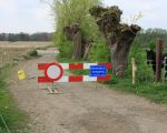 Het fietspad langs de Maas dat van Itteren naar Borgharen loopt is inmiddels afgesloten.  (14-4-2011 - Jan Dolmans)