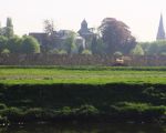 Op de achtergrond het kasteel van Borgharen, daarvoor ligt op de Maasoever een recentelijk aangelegde tijdelijke geluidswal. Als de oever is afgegraven zal de geluidswal weer worden weggenomen.  (20-4-2011 - Jan Dolmans)