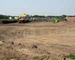 Werkzaamheden aan de stroomgeulverbreding in Borgharen. In slechts enkele dagen tijd wordt er al door de machines een gigantisch gat geslagen in de oever. Hier is nu pas de dekgrond verwijderd. Als de kiezel ook nog eens is weggehaald wordt het hier nog 5 a 6 meter dieper.  (20-4-2011 - Jan Dolmans)