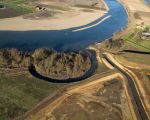 Aan de overzijde van de monding van de Geul in de Maas ziet u de  afgelopen jaar afgegraven Maasoever in Herbricht. De boerderij die u bovenaan de foto ziet zal op termijn worden afgebroken. De Belgen willen liever geen bebouwing in het winterbed van de Maas.  (7-2-2011 - Waterschap Roer en Overmaas)