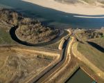 De Geul hier op de foto, bij de monding in de Maas, heeft zich door de sterke stroming steeds verder het land ' ingevreten ' en aan de binnenkant nieuw bos gevormd.  (7-2-2011 - Waterschap Roer en Overmaas)