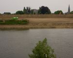 Ter hoogte van het Kasteel in Borgharen is de dekgrond in de stroomgeulverbreding langs de Maas ook al verwijderd.  (29-4-2011 - Jan Dolmans)