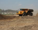 Het was erg stoffig vandaag. Op de achtergrond de woningen aan de overkant van de Maas in Smeermaas (BelgiÃ«). (2-5-2011 - Jan Dolmans)