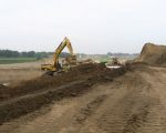 Aan de zuidkant van Borgharen wordt hard gewerkt. Een deel van de geluidswal is al weer afgegraven. Eind oktober 2011 moet men hier helemaal klaar zijn. Op dit moment ligt men mooi op schema en zal dit zeker voor het begin van het nieuwe hoogwaterseizoen klaar zijn. (20-5-2011 - Han Hamakers)