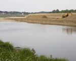 Bij de bochtverbreding in de Maas is de dekgrond al verwijderd. Hier mogen nog enkele meters kiezel worden afgegraven.  (20-5-2011 - Jan Dolmans)