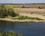 In slechts enkele weken tijd is de dekgrond verwijderd van de bochtverbreding ten zuiden en ten westen in Borgharen ter hoogte van het dorp.   (30-5-2011 - Jan Dolmans)