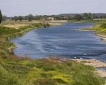 In de Hochter Bampd is men vandaag gestart met de afgraving van het laatste weiland. Afgelopen winter is de aannemer hals over kop moeten vertrekken omdat zijn machines in het water stonden. Het water in de Maas was toen in vergelijking met nu zo'n 8m hoger.  (30-5-2011 - Jan Dolmans)