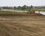 Het laatste weiland wordt ook nog enkele meters afgegraven. De oeverlaging aan Belgische zijde (Hochter Bampd) is hiermee voltooid.  (8-6-2011 - Jan Dolmans)