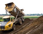 Met de afgegraven dekgrond wordt tegen de bosrand een wal aangelegd.  (8-6-2011 - Jan Dolmans)