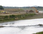 Bochtverbreding langs de Maas in Borgharen. Voor de oever blijven de  grindbanken liggen waardoor de Maas straks een interessanter aanzicht gaat krijgen, zeer zeker als deze grindbanken ook nog begroeid raken.  (15-6-2011 - Jan Dolmans)