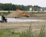 Er is altijd belangstelling van de inwoners van Borgharen als er aan 'hun' Maas wordt gewerkt.  (23-6-2011 - Jan Dolmans)