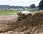 Afwerking van de dijk bij Hochter Bampd. Voor op de bulldozer staat GPS apparatuur waardoor de bulldozer de vooraf ingegeven hoogte exact aanhoudt. Wat was het vroeger toch maar behelpen zonder al deze geavanceerde technieken.  (23-6-2011 - Jan Dolmans)